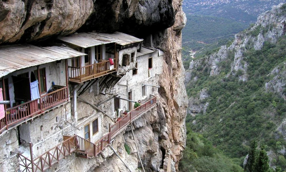 Αυτό είναι το μοναστήρι της Ελλάδας που κρέμεται στο χείλος του γκρεμού και προκαλεί δέος